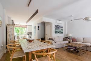 cocina y sala de estar con mesa y sillas en CASA CON ENCANTO, en Cabo de Palos