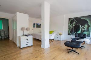 蓋博德帕洛斯的住宿－CASA CON ENCANTO，一间卧室配有一张床、一张桌子和一把椅子