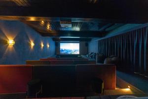 TV a/nebo společenská místnost v ubytování Hotel Säntis Lodge