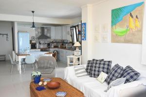 シビリにあるEndless Blue Villa Elaniのリビングルーム(白いソファ付)、キッチンが備わります。