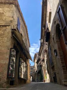 um beco numa cidade antiga com edifícios em Hotel Bellavista em San Marino