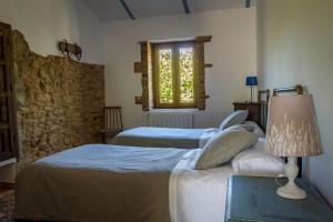 Tempat tidur dalam kamar di Casa Rural Castillo JABUGO