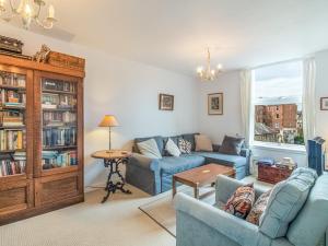 a living room with a blue couch and a table at Pass the Keys Stunning 1BD flat in City Centre in Edinburgh