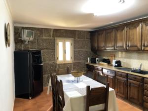 A cozinha ou kitchenette de 3 bedrooms villa with private pool enclosed garden and wifi at Resende