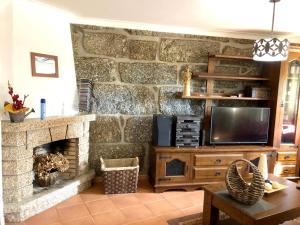 تلفاز و/أو أجهزة ترفيهية في 3 bedrooms villa with private pool enclosed garden and wifi at Resende