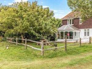Zahrada ubytování Pass the Keys Pretty Three Bedroomed home near the Beach
