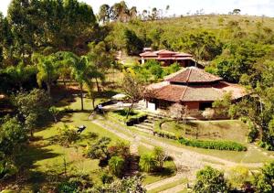 een luchtzicht op een huis op een heuvel bij Pousada Spa Prana Lorien in Santo Antônio do Leite