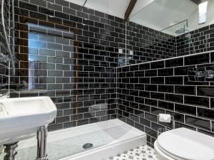 Koupelna v ubytování Stunning Large 4 Bed Country House with Hot tub - Pass the Keys + 70 fotografií