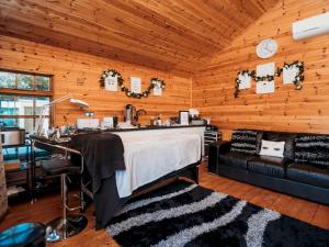 Posezení v ubytování Stunning Large 4 Bed Country House with Hot tub - Pass the Keys