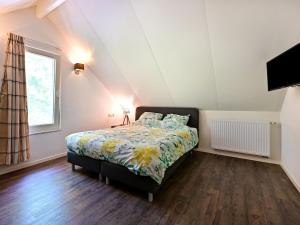 Katil atau katil-katil dalam bilik di Enticing Holiday Home in Reutum with Sauna