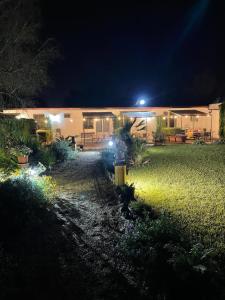 una casa por la noche con una boca de incendios en el patio en Tenuta Innocenzi, en Sanarica