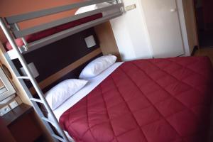 Uma cama ou camas num quarto em Premiere Classe Roissy Aéroport Charles De Gaulle