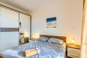 1 dormitorio con 1 cama, 2 lámparas y ventana en Medulin Luxury Apartments with beautiful garden 100 m from beach en Medulin