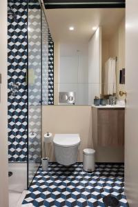 een badkamer met een douche, een toilet en een wastafel bij Ribeira Trendy Flat in Medieval Mercadores Street in Porto