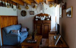 Hotel Rural Casa Dera Hont في Arrés: غرفة معيشة مع أريكة زرقاء وطاولة