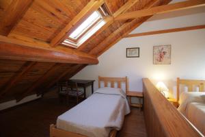 - une chambre mansardée avec un lit et une fenêtre dans l'établissement Green Riviera Case Vacanza, à Borzonasca
