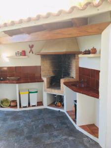 una cocina con chimenea en una casa en SES SIVINES, en Cala en Blanes