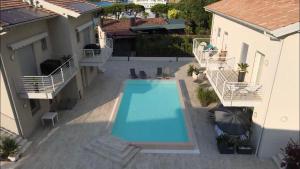 The swimming pool at or close to *CENTRAL LAKESIDE APT*Swimming Pool & Free Parking