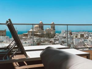 uma varanda com vista para a cidade em Skyline - Penthouse with 50m2 private terrace and stunning views em Cádiz