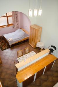 毛科的住宿－Gesztenye Apartman，一间设有床铺和书桌的房间