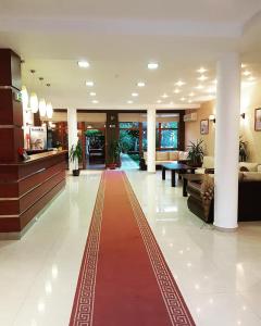 una hall con tappeto rosso in un edificio di Hotel Liani - All Inclusive a Sunny Beach