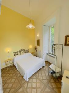 a bedroom with a large white bed and a window at Coco's Apartment in Meta