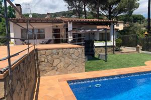 eine Villa mit einem Pool und einem Haus in der Unterkunft Casa con piscina en la Costa Brava in Calonge