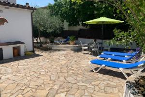 A garden outside Casa con piscina en la Costa Brava
