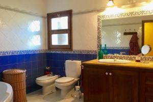 A bathroom at Casa con piscina en la Costa Brava