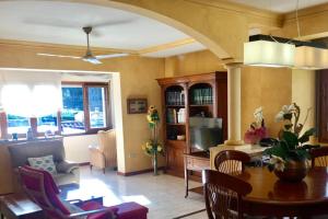 A seating area at Casa con piscina en la Costa Brava