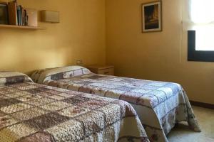 A bed or beds in a room at Casa con piscina en la Costa Brava