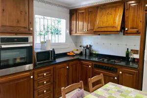 A kitchen or kitchenette at Casa con piscina en la Costa Brava
