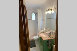 A bathroom at Casa con piscina en la Costa Brava