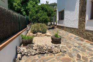 A garden outside Casa con piscina en la Costa Brava