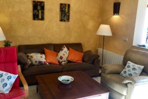 A seating area at Casa con piscina en la Costa Brava