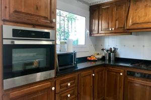 A kitchen or kitchenette at Casa con piscina en la Costa Brava