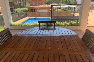 The swimming pool at or close to Casa con piscina en la Costa Brava