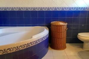A bathroom at Casa con piscina en la Costa Brava