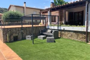A garden outside Casa con piscina en la Costa Brava