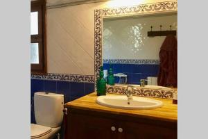 A bathroom at Casa con piscina en la Costa Brava