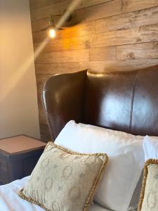 Un pat sau paturi într-o cameră la Maggie janes cottage Carlingford omealth