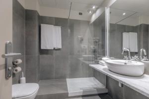 łazienka z 2 umywalkami i lustrem w obiekcie Hotel Continental w mieście Cremona
