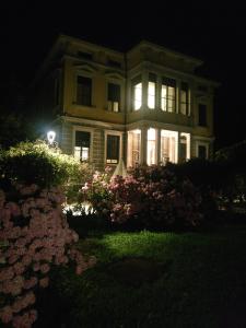 una casa di notte con le luci sopra di Villa Maraldo 1927 a Orgnese