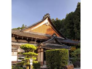 養父市にあるPure Hotel - Vacation STAY 44183vの屋根付きのアジア風の建物