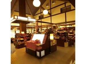 um corredor de mercearia com uma mercearia com em Pure Hotel - Vacation STAY 44183v em Yabu