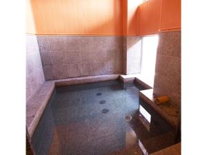 uma casa de banho vazia com uma banheira e uma janela em Pure Hotel - Vacation STAY 44183v em Yabu