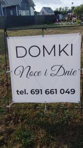 a sign that reads dont mind need i drive at Domki Noce i dnie in Władysławowo
