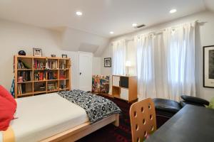 1 dormitorio con cama y estante para libros en Beautiful airy architect-designed room and brand new private luxe bathroom, en Los Ángeles