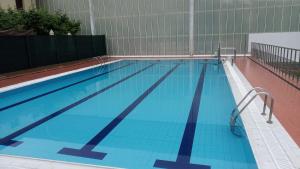 una gran piscina de agua azul en Mercedes Etxea, en Cripán