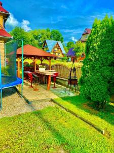 a backyard with a picnic table and a gazebo at Pokoje Gościnne u Marysi in Białka Tatrzańska